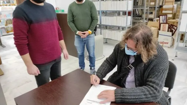 Un instante de la firma.