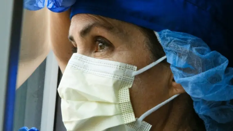 EuropaPress_3176177_foto_recurso_doctora_mirando_ventana_coronavirus_covid-19