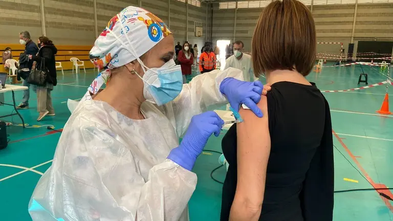 Una sanitaria administra la vacuna, hoy en Algeciras.