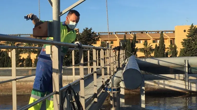 Trabajador Aqualia en EDAR Atlanterra
