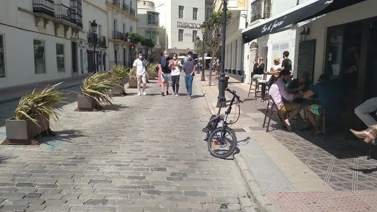 Gente pasea por Tarifa durante el pasado puente.