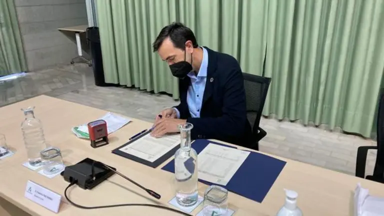 Ruiz Gir&aacute;ldez, durante la firma.