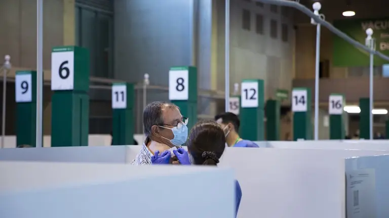 Un hombre recibe la vacuna.