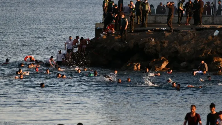 EuropaPress_3717482_personas_migrantes_playa_tarajal_17_mayo_2021_ceuta_espana_espana