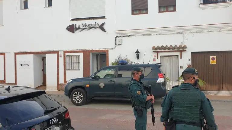 Agentes en Zahara, durante la operaci&oacute;n.
