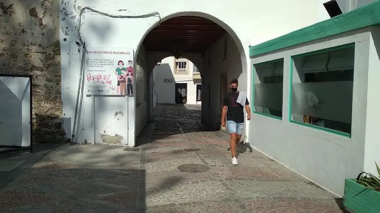 Un ciudadano pasea por Tarifa.