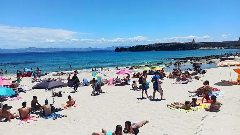 Ba&ntilde;istas en la playa el pasado fin de semana.