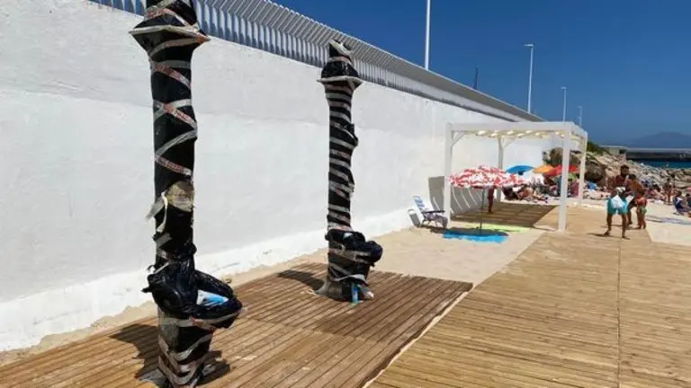 Duchas en la Playa Chica.