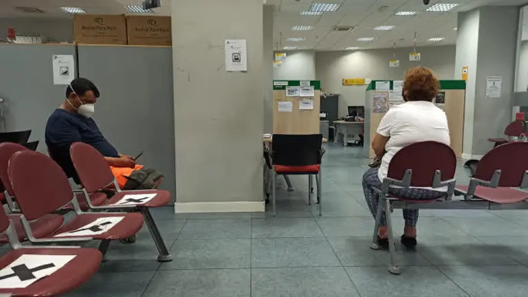 Usuarios, en la oficina del SAE de Algeciras.
