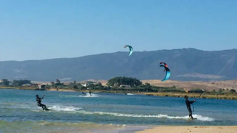 Pr&aacute;ctica del kite en la laguna.