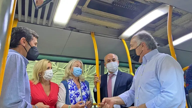 Autoridades, en un autob&uacute;s del Consorcio.