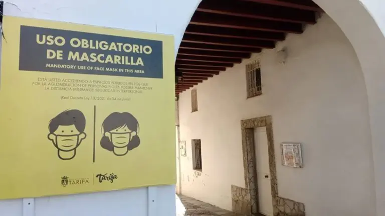 Carteler&iacute;a en el centro de Tarifa.