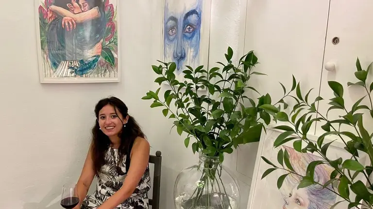 La artista, entre sus obras.