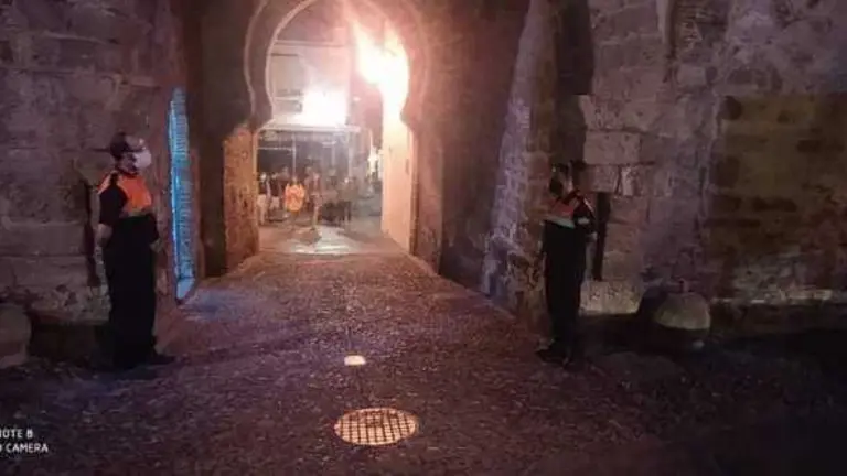 Protecci&oacute;n Civil informa sobre medidas Covid en la noche de Tarifa.