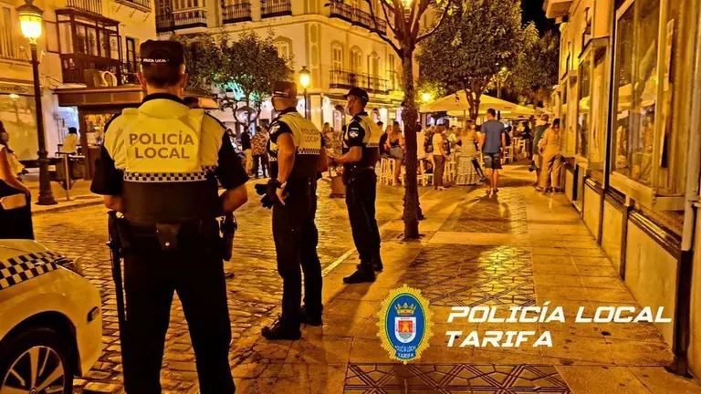 Polic&iacute;a Local, en el centro.