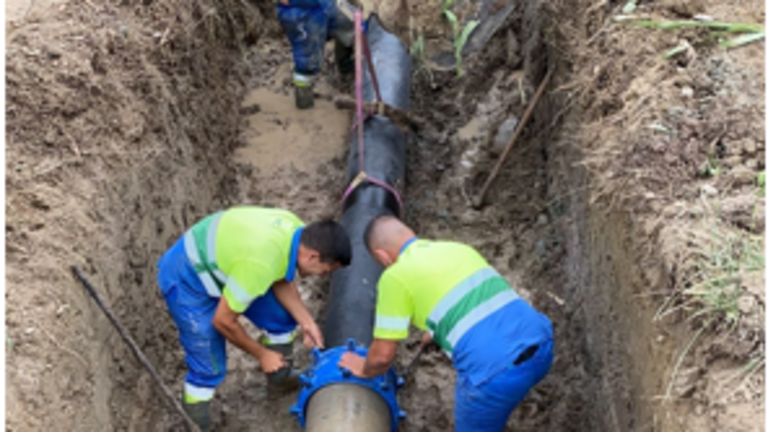 Operarios reparan la aver&iacute;a.
