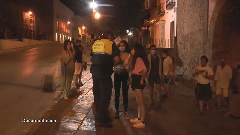 Agentes, en el centro.