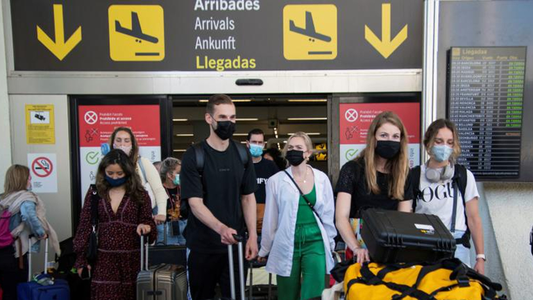 GRAF4883. PALMA DE MALLORCA (BALEARES), 07/06/2021.- Turistas llegan al aeropuerto de Son San Joan en Palma de Mallorca, esta ma&ntilde;ana. Espa&ntilde;a permite desde este lunes la entrada de viajeros que acrediten haber recibido la vacuna completa de la covid-19 y autoriza el atraque de los buques de cruceros internacionales, a punto de comenzar la temporada tur&iacute;stica veraniega, la m&aacute;s importante del a&ntilde;o. EFE/ Cati Cladera